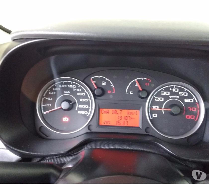 Punto ESSENCE 1.6 Flex 16V 5p Vermelho