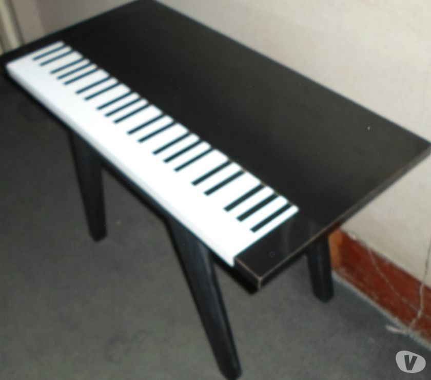Mesa decorativa com aparencia de piano
