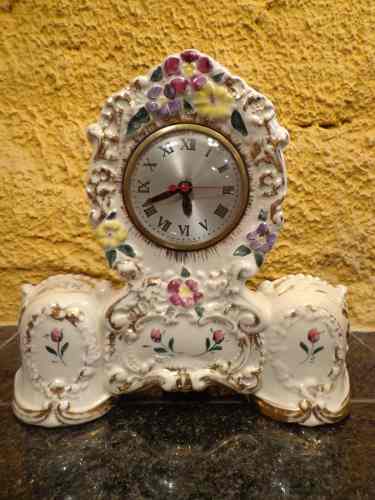 Antigo Relógio De Mesa Em Porcelana - R 