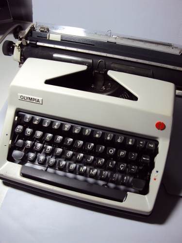 Máquina De Escrever Marca Olympia Original - Leia O Anuncio