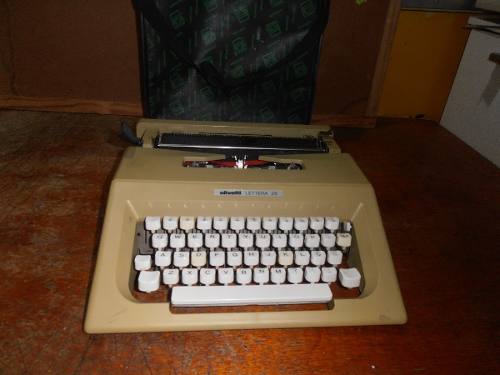 Máquina De Escrever Olivetti Lettera 25 -funcionando C/