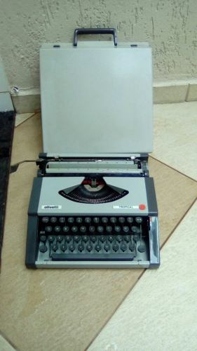Máquina De Escrever Olivetti Tropical Semi Nova