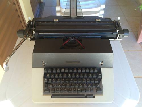 Máquina De Escrever - Sem Uso