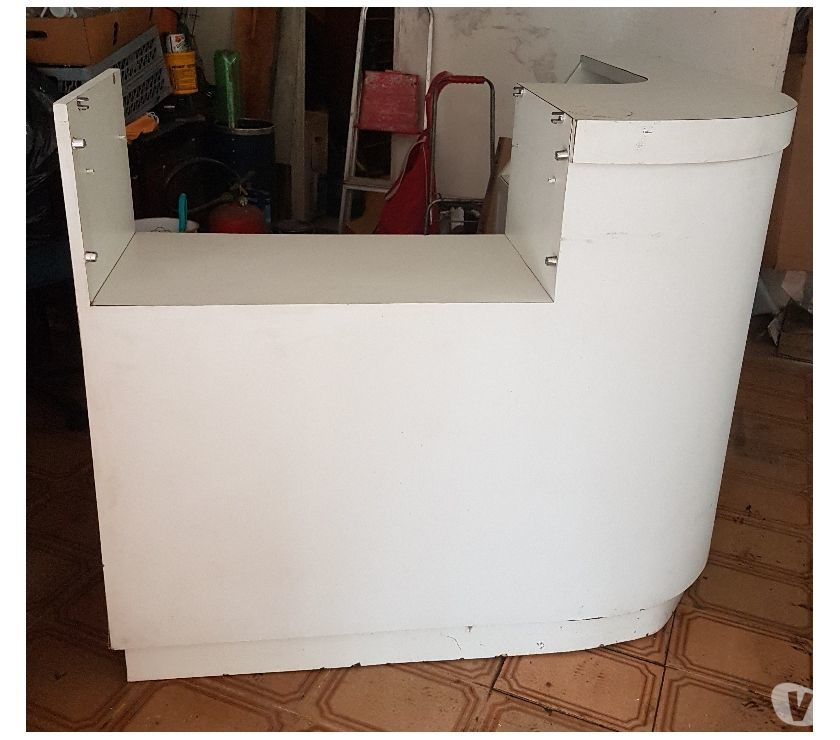 Balcão branco com gaveta