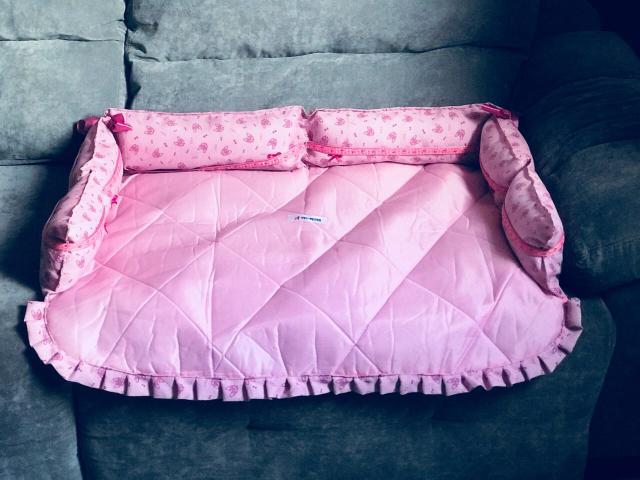 Capa de sofá com lacinho rosa