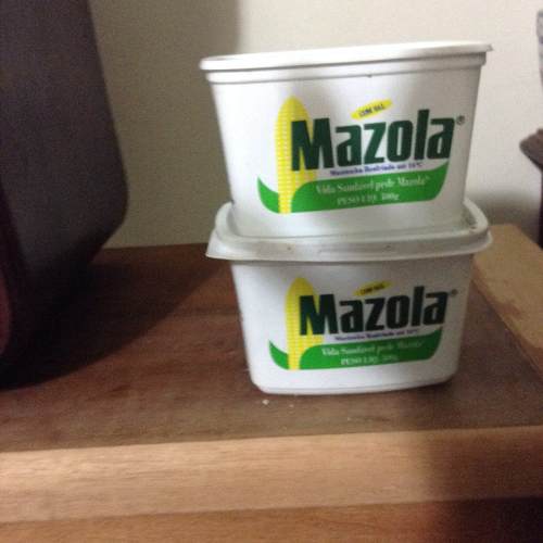 2 Margarina Mazola De Plastico Uma Com Tampa Outa Sem