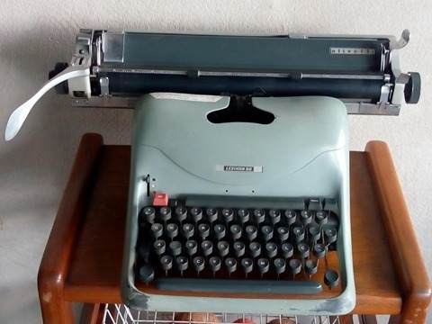 Máquina Antiga De Escrever Olivetti Lexicon 80 Para