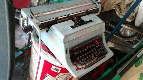 Máquina De Escrever Antiga No Estado Zn Horto