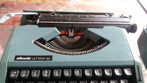 Máquina De Escrever Antiga Olivetti Lettera 82 Com Maleta