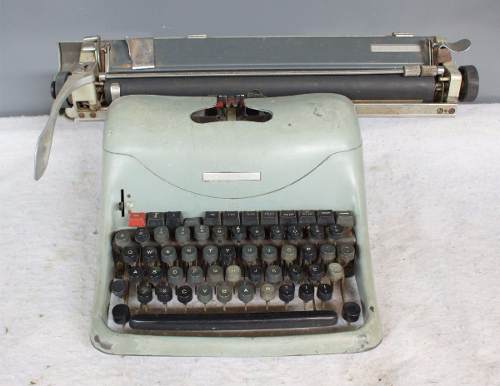 Máquina De Escrever Antiga Olivetti - Relíquia -