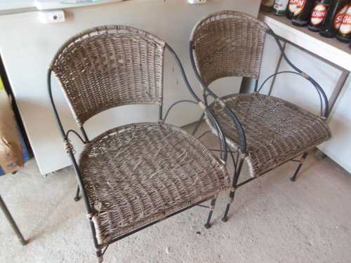 2 Cadeiras Antigas Tipo Poltrona Em Ferro E Palha