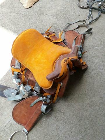 Vendo sela com todos arruamentos de aço níquel