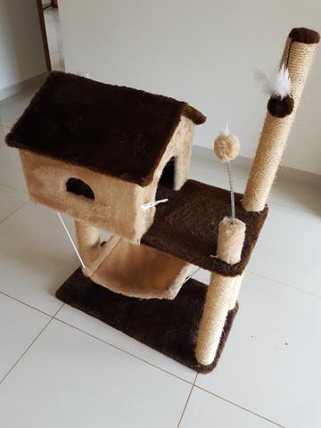 Casa para Gatos com Arranhadores