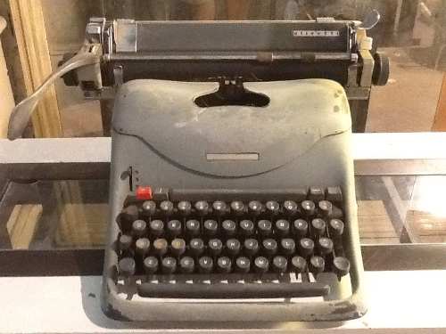 Antiga Maquina De Escrever Olivetti Anos 60.