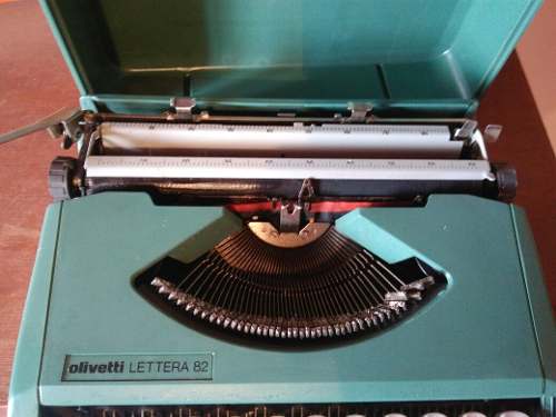 Maquina De Escrever Antiga Olivetti Letera 82 Funcionando
