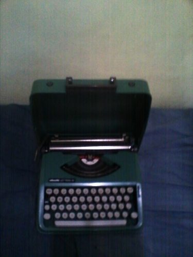 Maquina De Escrever Olivetti Lettera 82 Com Maleta Antiga