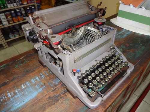 Máquina De Escrever Antiga Olivetti Funcionando