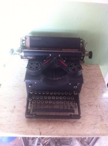 Máquina De Escrever * Antiga Royal Modelo 