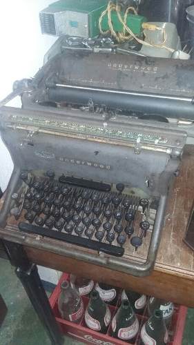 Máquina De Escrever Underwood Antiga