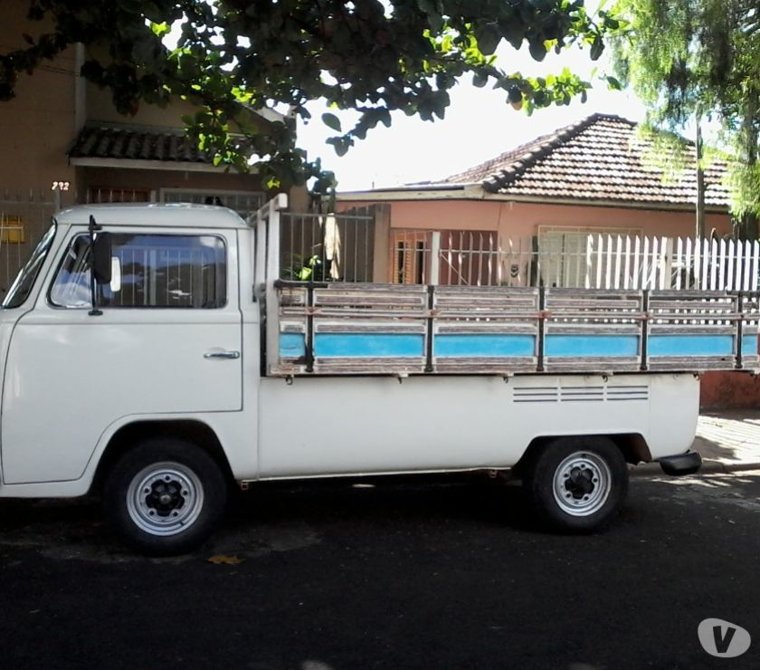 Vende-se Kombi carroceria de madeira.
