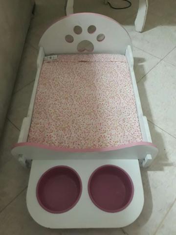 Cama com bebedouro e comedouro