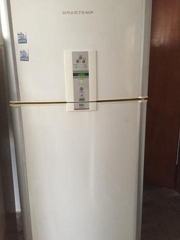 Vende-se uma geladeira