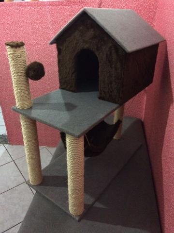Arranhadores para gatos com casa e rede