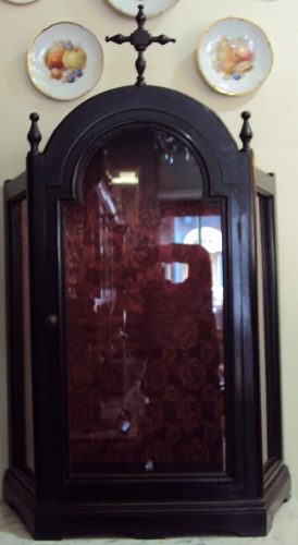 Oratório Antigo Madeira Com Porta Central E Tecido Vermelho
