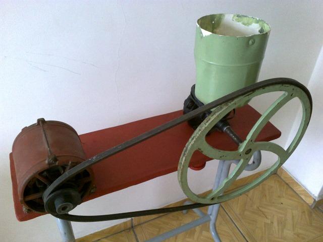 Triturador de Milho Elétrico com Cavalete