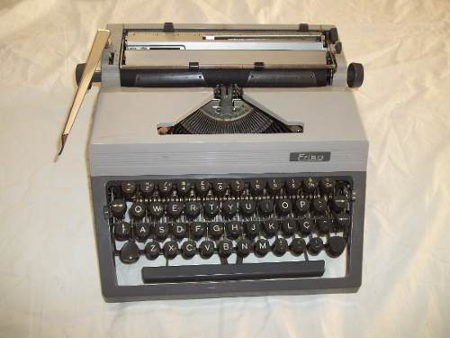 Antiga Maquina De Escrever Erika Cinza Veja Fotos