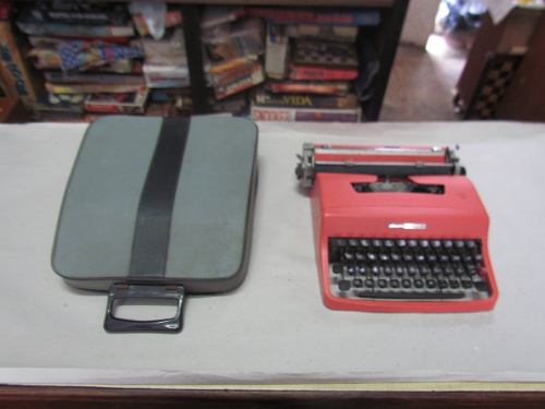 Antiga Máquina De Escrever Olivetti Lettera 32 Com Capa