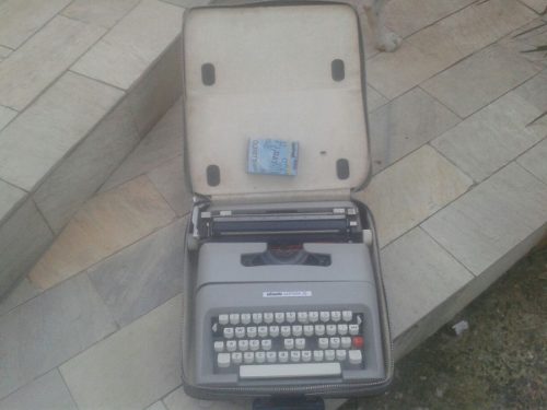 Maquina De Escrever Olivetti Lettera 35