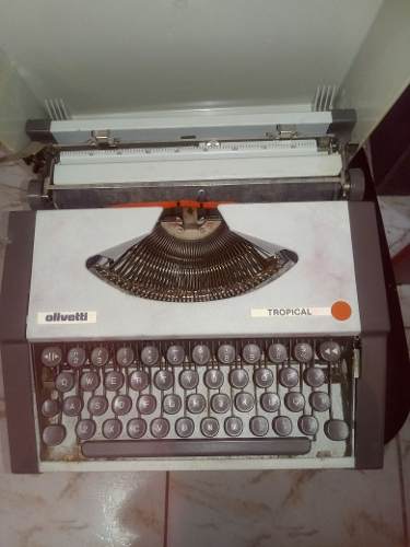 Maquina De Escrever Vintage Olivetti Tropical