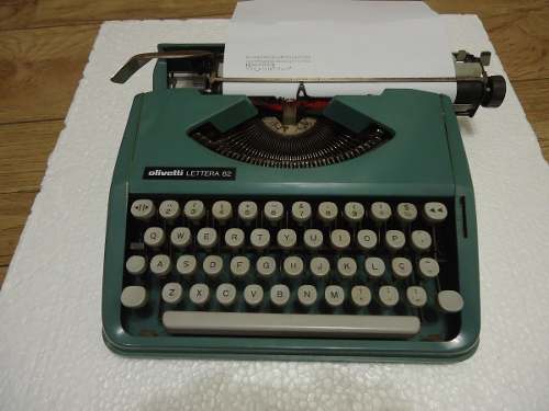 Máquina De Escrever Olivetti Lettera 82 (antiga)