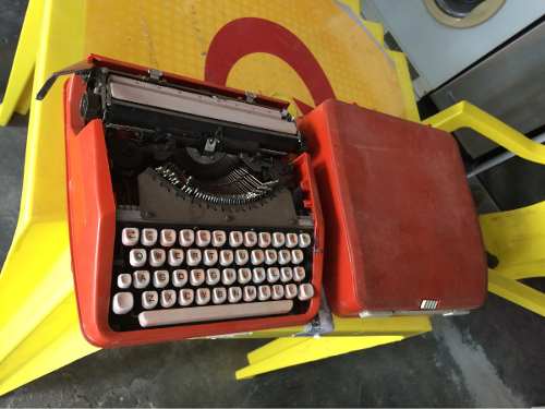 Máquina Escrever Portátil Hermes Antiga