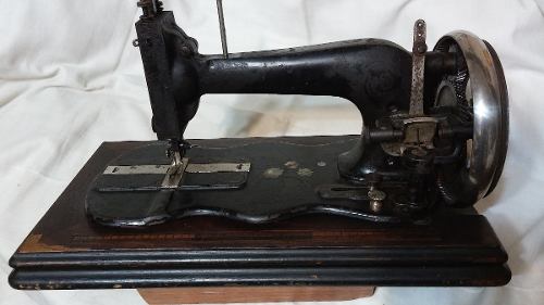 Maquina De Costura Manual Antiga