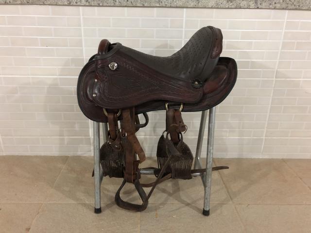 Sela de Couro para passeio. Em ótimo estado e COMPLETA
