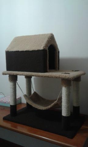 Arranhador de gatos com casinha