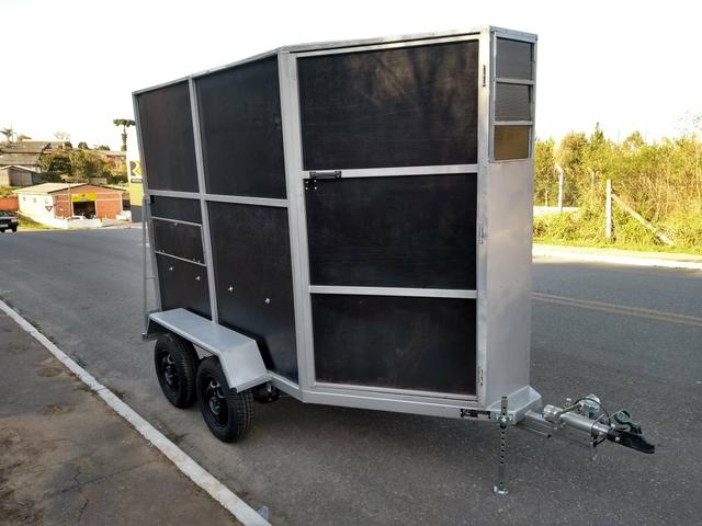 Reboque para dois cavalos