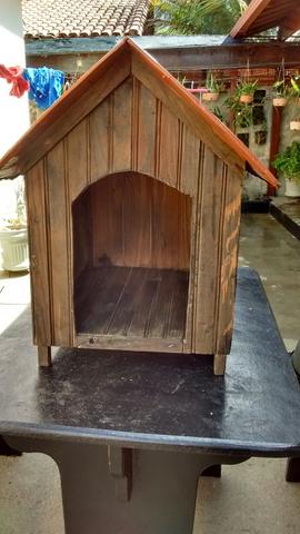 Casa de cachorro em madeira