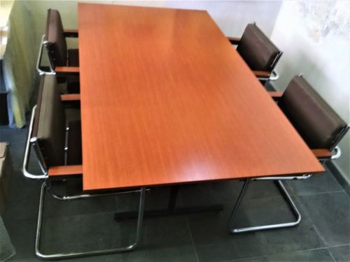Mesa de reunião para escritório com 4 cadeiras estofadas