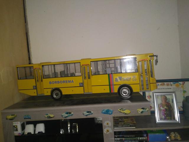 Ônibus de madeira em MDF