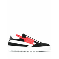 Off-White Tênis branco e preto com logo