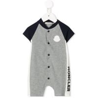 Moncler Kids Macacão de bebê com botões e mangas raglã - Cinza