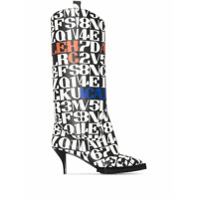 Sacai Bota western com estampa de texto e salto 60mm - Branco