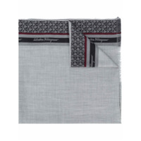 Salvatore Ferragamo Echarpe com estampa Gancini - Cinza