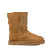 UGG Bota bico redondo com estampa de logo - Marrom