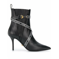 Versace Bota bico fino de couro com salto - Preto