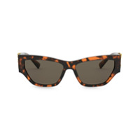 Versace Eyewear Óculos de sol retangular com placa Virtus - Marrom