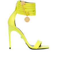 Versace Sandália bico quadrado com detalhe de alfinete - Amarelo